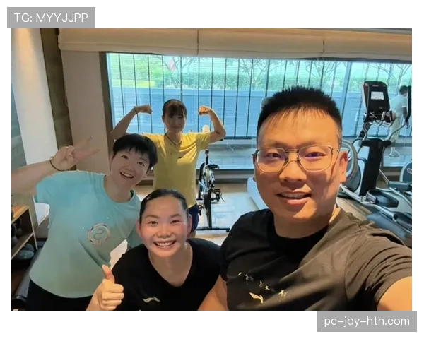 何卓佳在家穿拖鞋吃泡面，镜头一转窗边那块表把我拉回现实